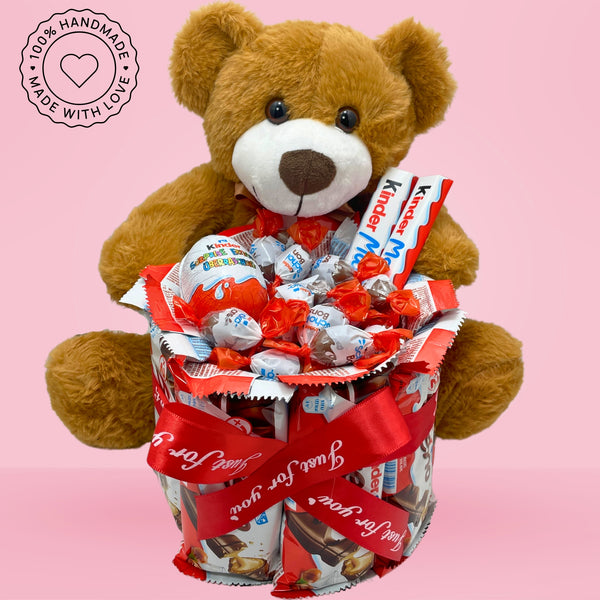 En söt nalle som kramar en chokladkorg – perfekt för alla tillfällen!