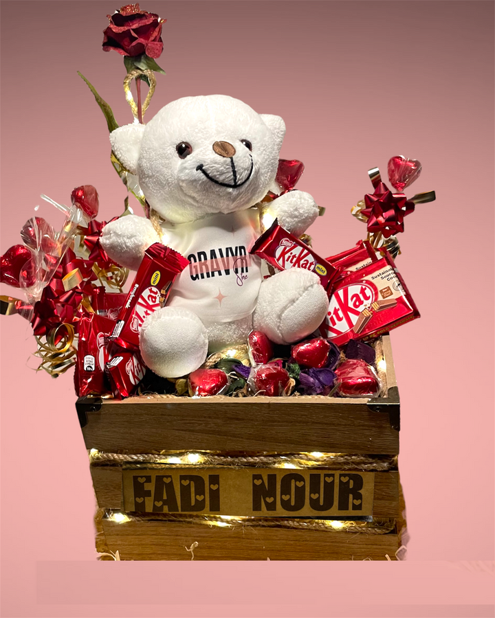 Ge bort en personlig upplevelse med vår Lyx Box Mini! Kombinera med en nallebjörn och fyll den med omtanke, kärlek och godis. Perfekt för födelsedagar, examensfirande eller bara för att visa omtanke.