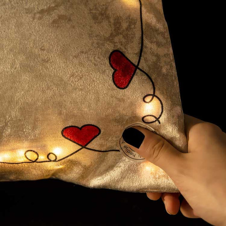 Skapa en romantisk atmosfär med vårt hjärtformade satin-kuddfodral med LED-slinga. Anpassa din egen design och välj mellan 3 olika ljusfunktioner för att skapa en personlig och unik present